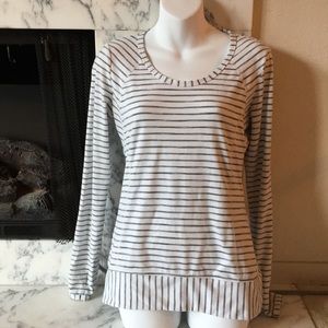 Athleta long sleeved work out shirt